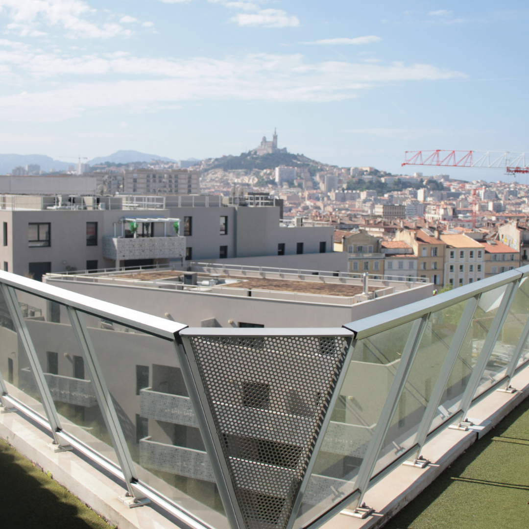 Vue de la terrasse sur la ville de Marseille