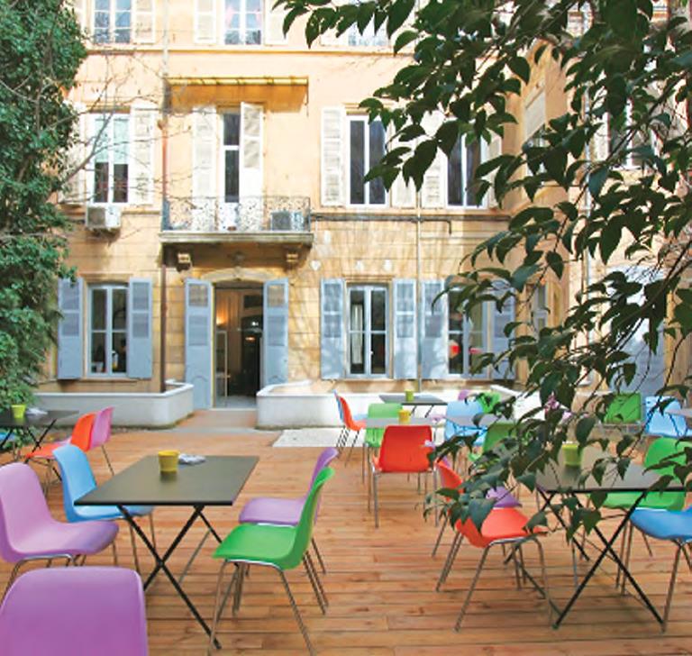 Terrasse aménagée avec chaises de couleur vive