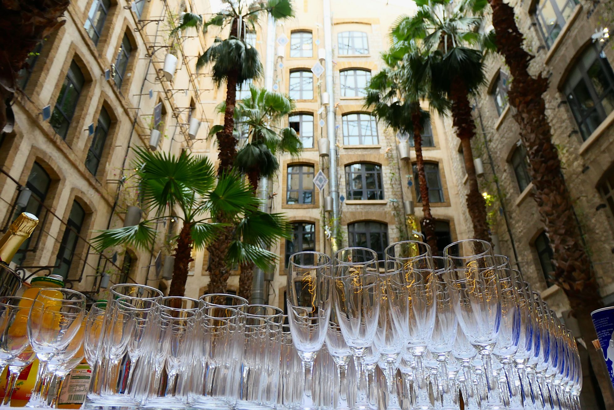 Flute à champagne et verre préparés pour évènement