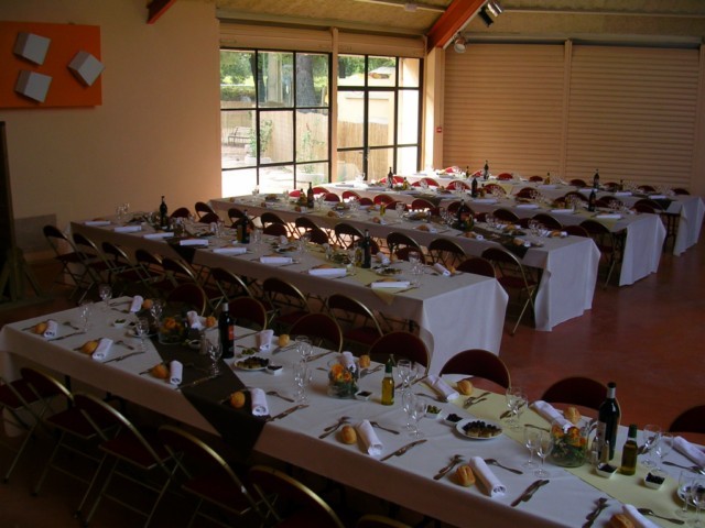 Plusieurs tables dressées pour un évènement
