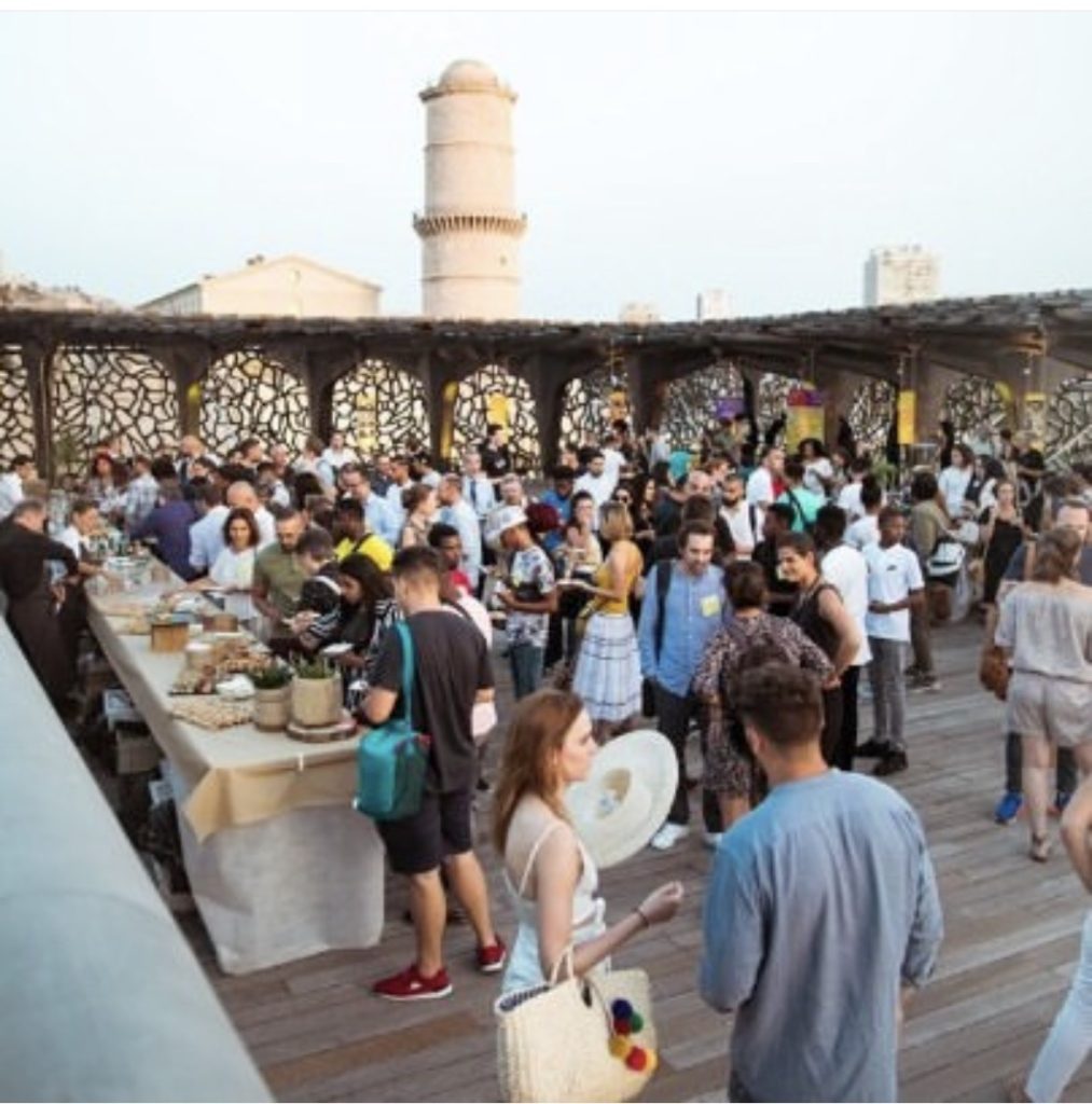 Rassemblement de personnes sur les terrasses du Mucem.