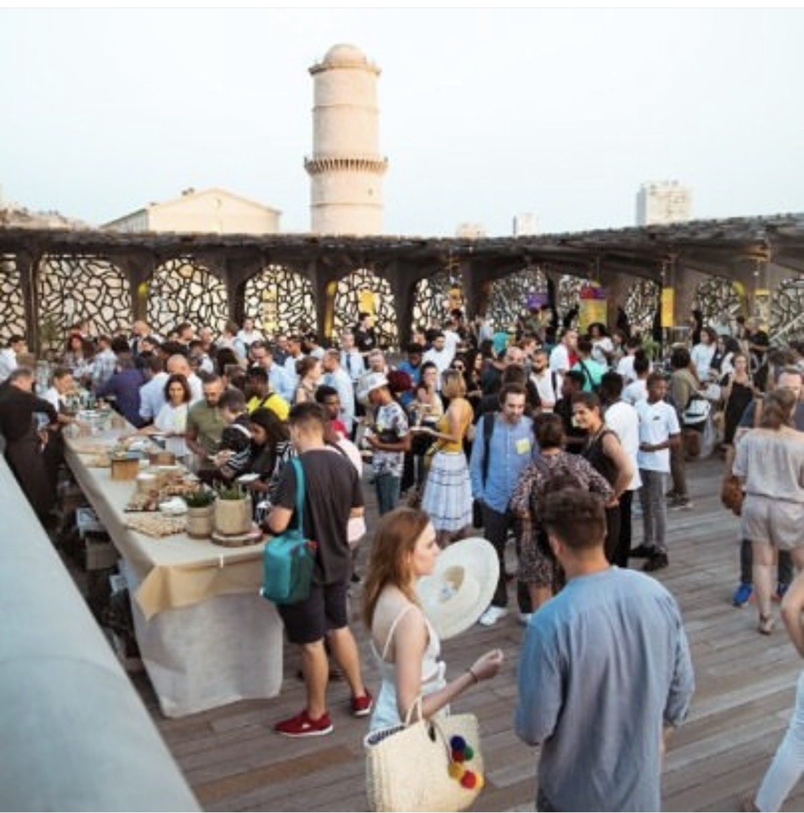 Rassemblement de personnes sur les terrasses du Mucem.