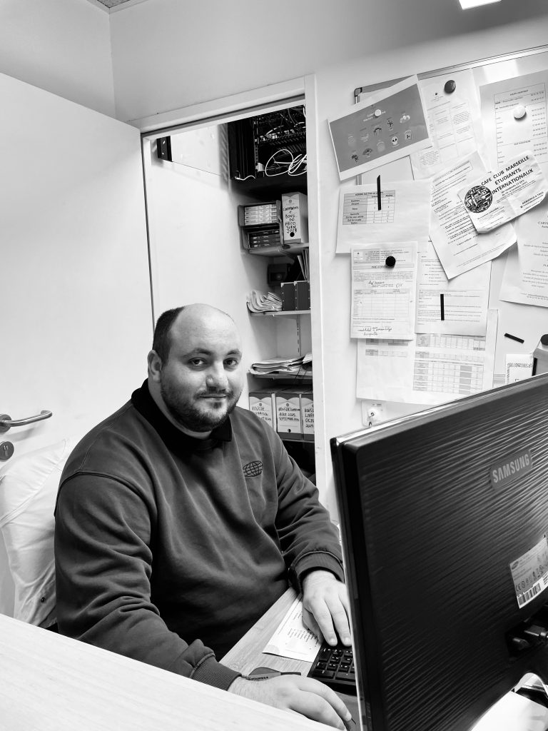 Thomas, un de nos anciens salariés à son bureau