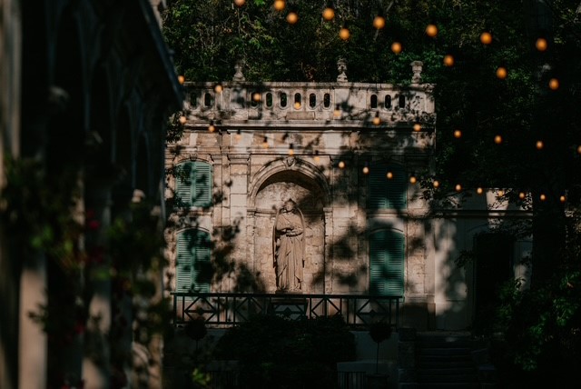 Fontaine d'eau dans la cour de La Bastide de Tousainte à Marseille.