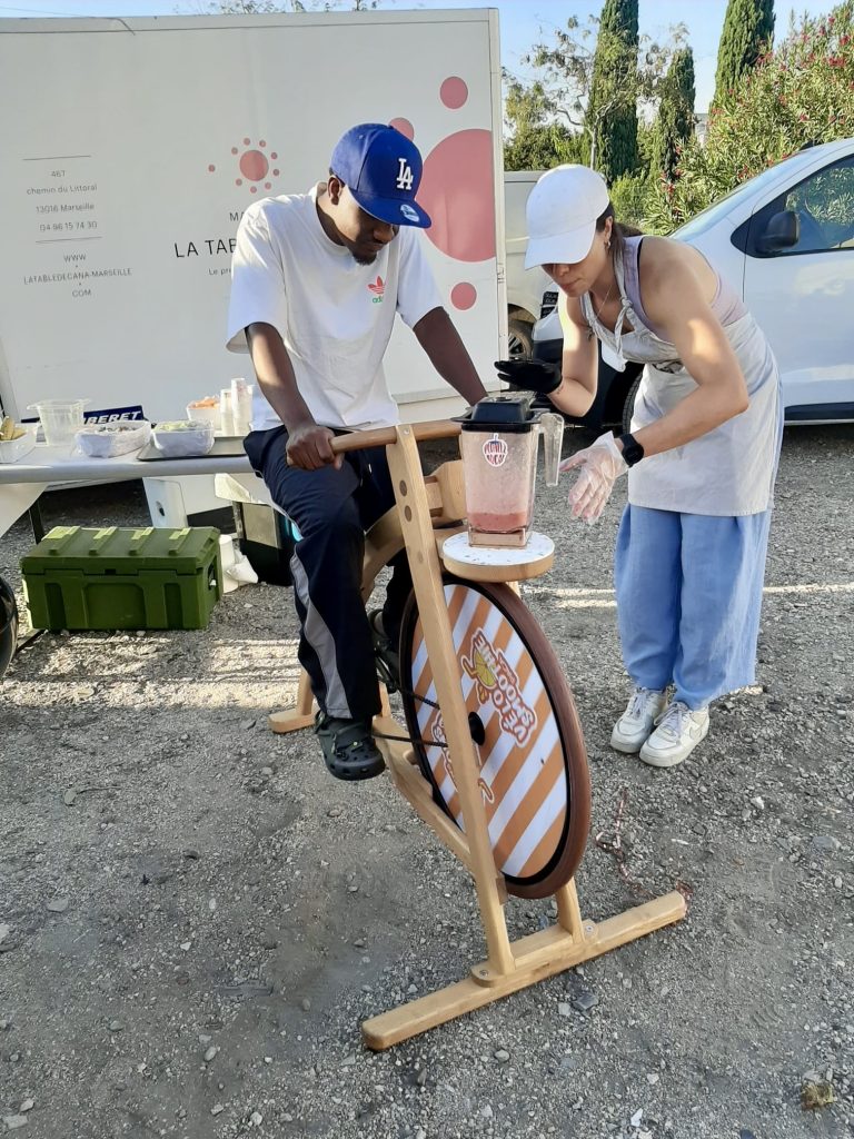 Salarié de La Table de Cana Traiteur sur un vélo de Vélosmothie PACA, lors de la soirée interne du Club des Talents